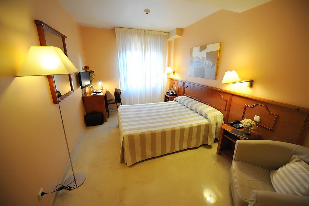 Hotel Pamplona Plaza الغرفة الصورة